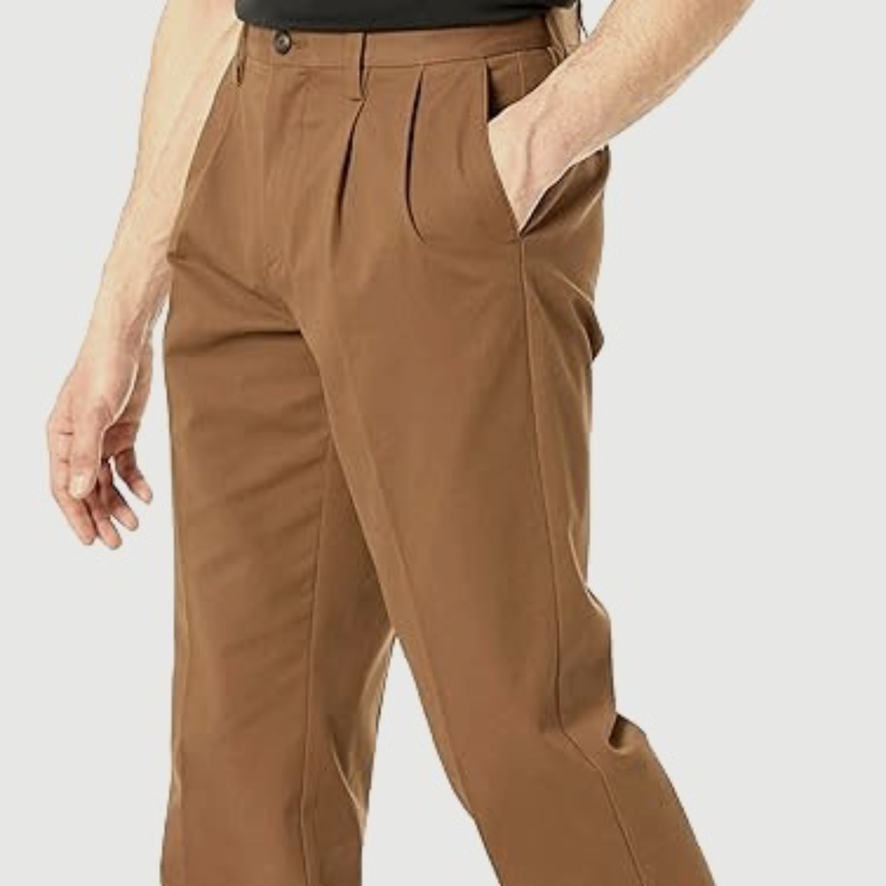 Amazon Essentials Men's Classic-Fit Wrinkle-Resistant Pleated Chino Pant